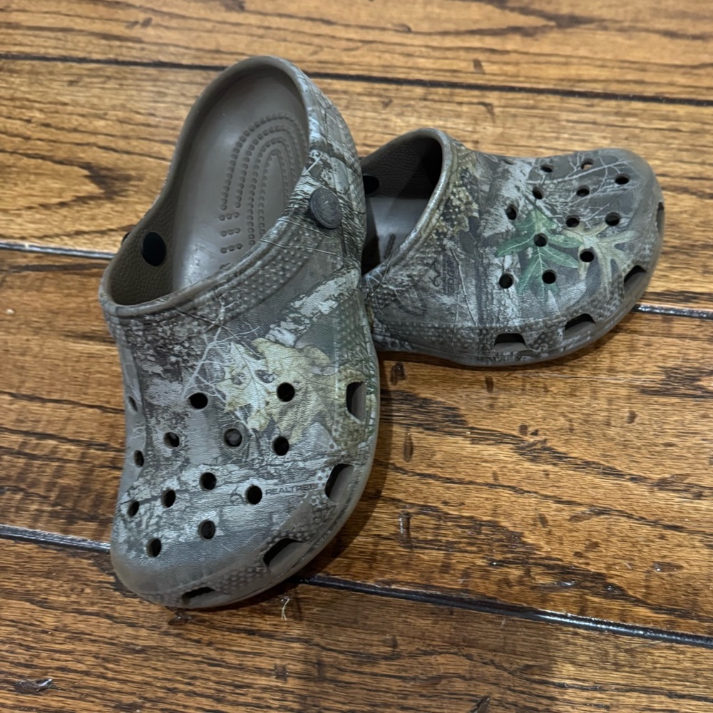 Boys Camo Crocs Size 1